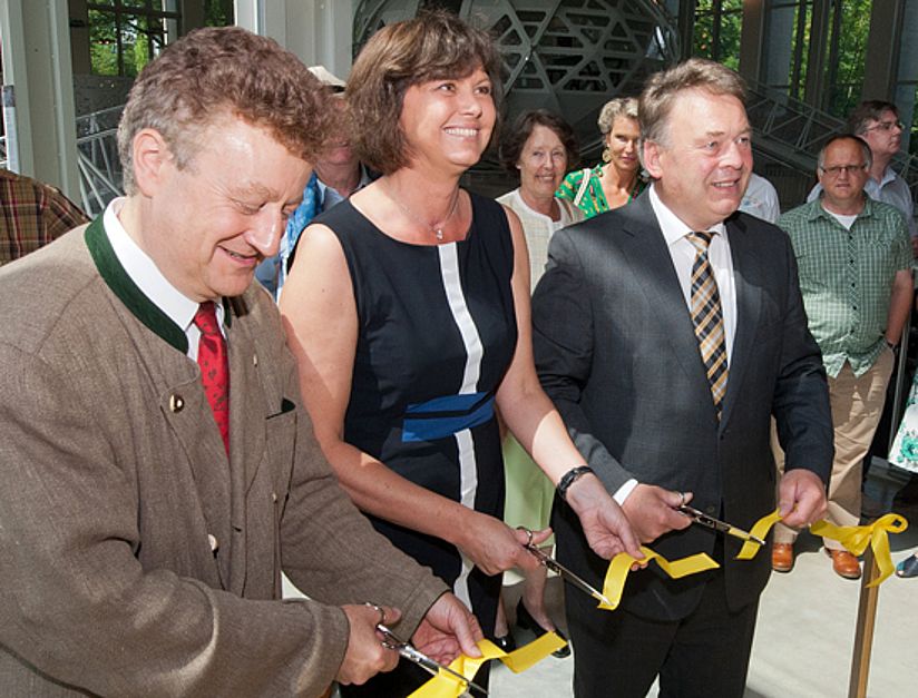 Generaldirektor Prof. Heckl, Ilse Aigner und SHelmut Brunner schneiden das Band durch.