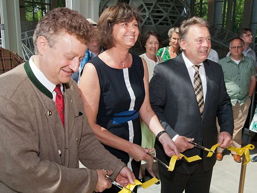 Generaldirektor Prof. Heckl, Ilse Aigner und SHelmut Brunner schneiden das Band durch.