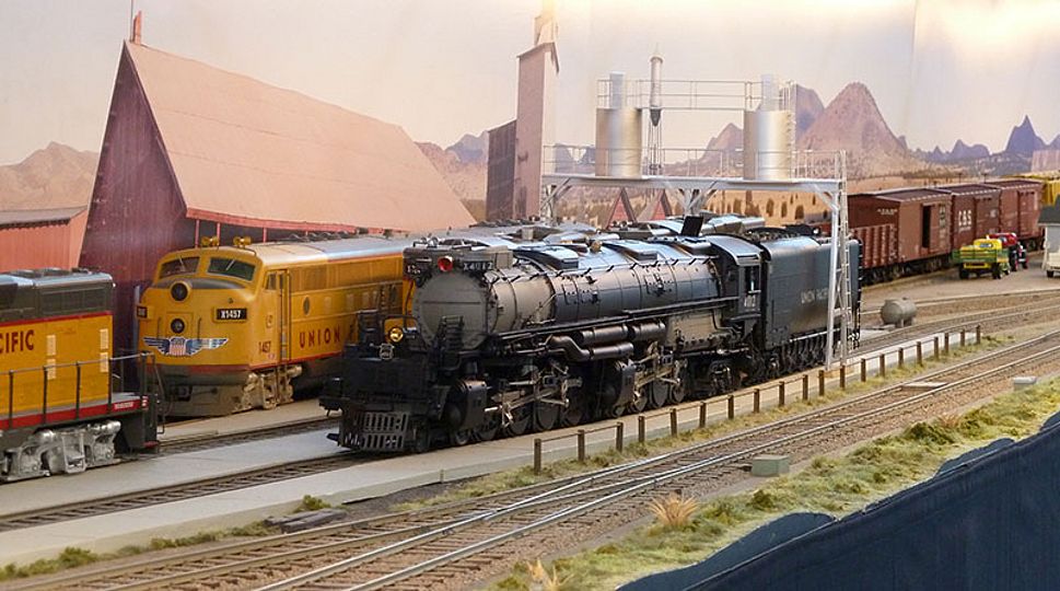 Dampflokomotive Union Pacific X4023 und die Diesellok X729.