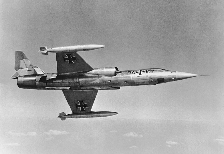 Alte Fotografie zeigt eine F-104 in der Luft.