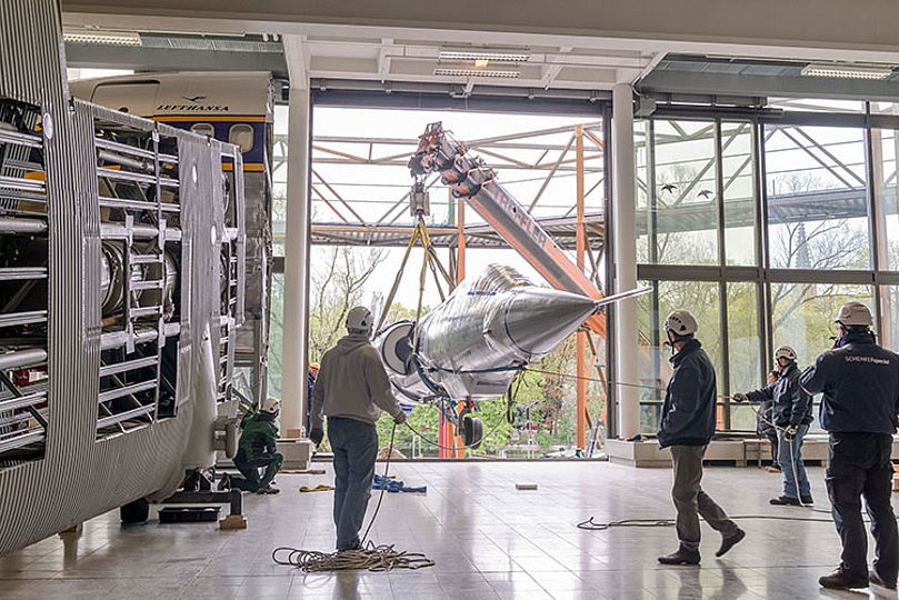 Starfighter F104 wird mit einem Kran aus dem Museum gehoben.