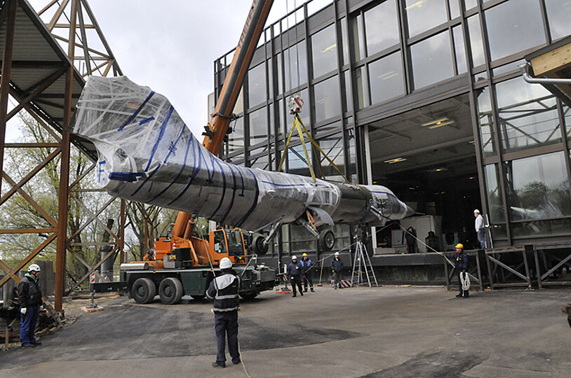 Starfighter F-104 mit abmontierten Flügeln wird mit einem Kram angehoben.