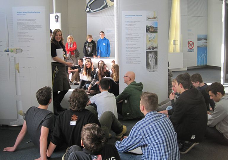 Teilnehmer*innen in der Ausstellung Energietechnik.