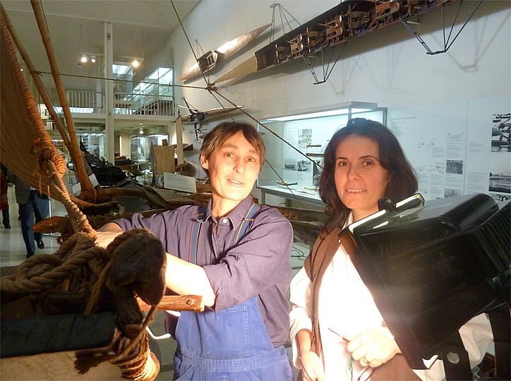 Blick auf die eingekeilten Querbalken. 
Oruwa in der Ausstellung Schifffahrt.
Das Segel wurde in den 1970er Jahren ausgetauscht und muss restauriert werden.
Vera Ludwig, Modellbauwerkstatt und Tevta Lika aus der Schneiderei.
