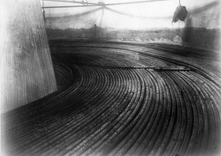Schwarz-weiß Fotografie zeigt das Tiefseekabel im Bauch des Verlegungsschiffes Faraday II.