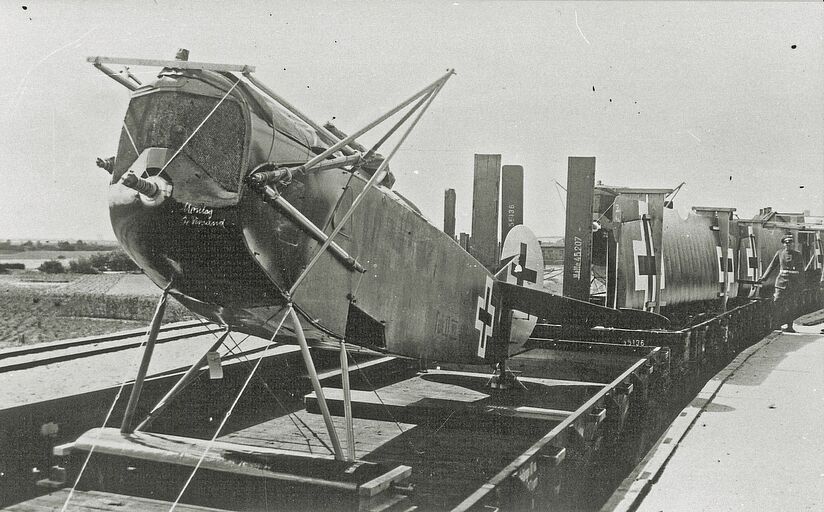 Foto: Zugtransport von Fokker D.VII-Maschinen während des Ersten Weltkriegs.