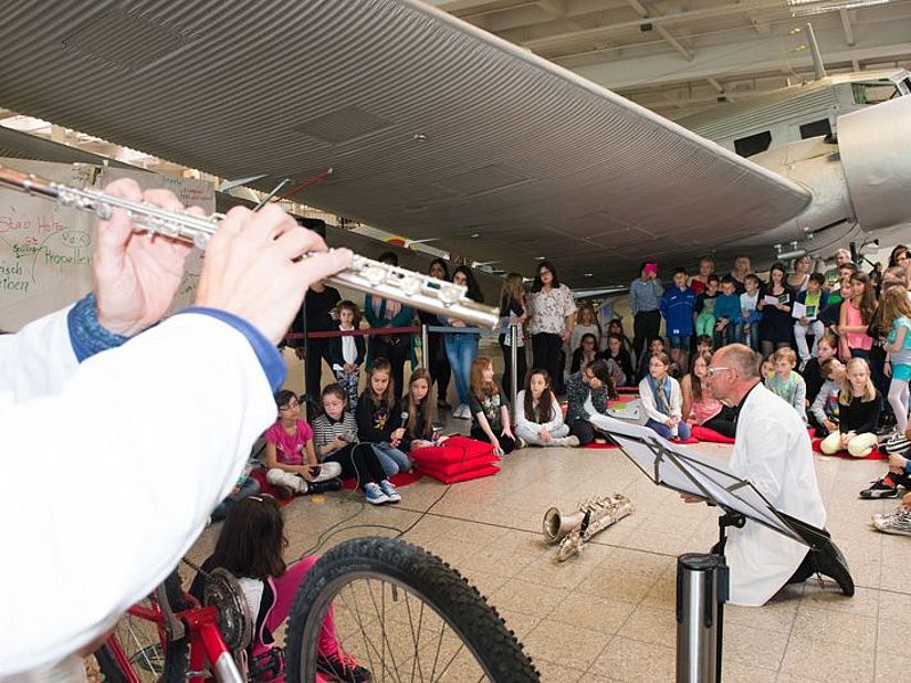 Musik zum Anfassen in der Luftfahrthalle.
