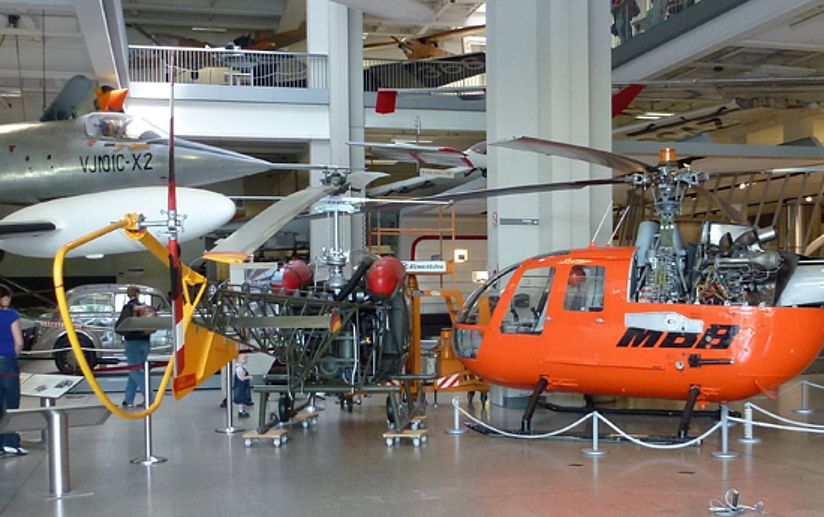 Luft- und Raumfahrthalle mit dem Hubschrauber Bell 47 auf Rollen. Rechts im Bild der Hubschrauber MBB-BO 105.