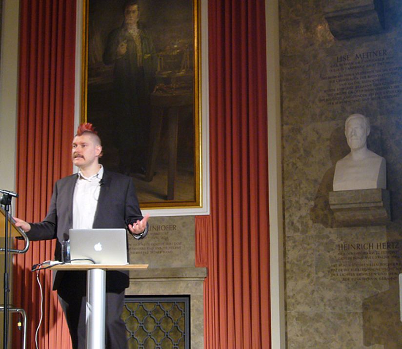 Sascha Lobo am Pult.