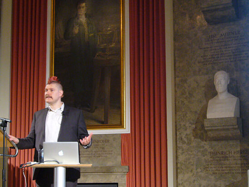 Sascha Lobo am Pult.