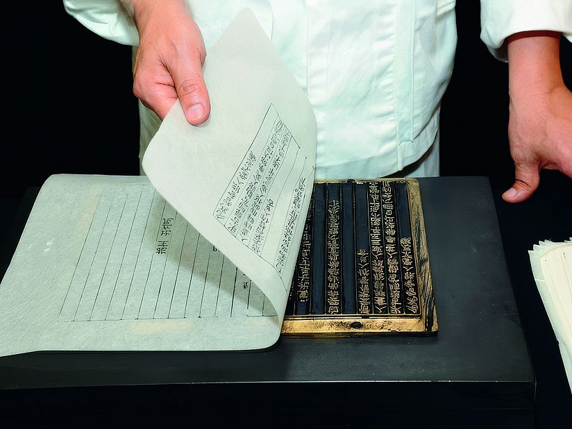 Ein Faksimile des Jikji wird per Hand gedruckt.