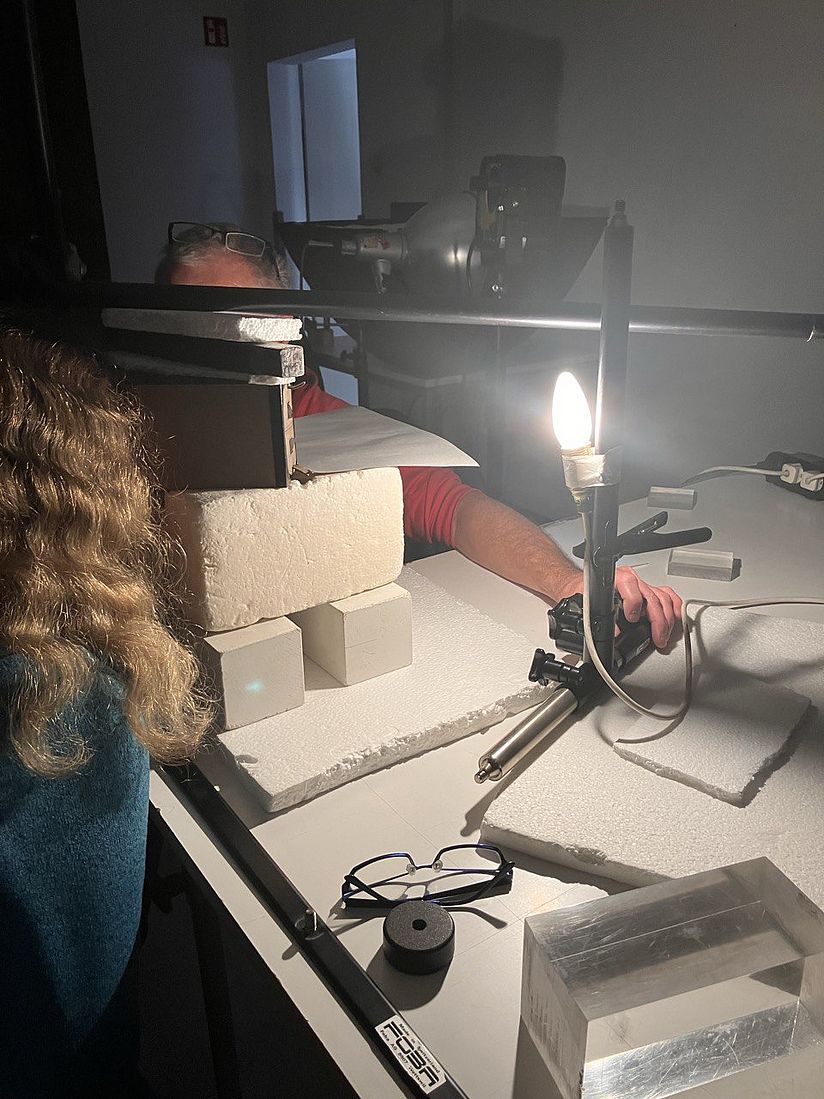 Probandin und Experimentator positionieren sich.