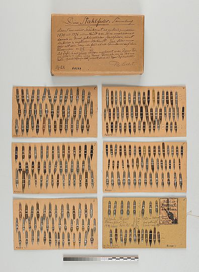 Stahlfedersammlung: 6 Musterkarten mit Stahlfedern und Karton der Sammlung.