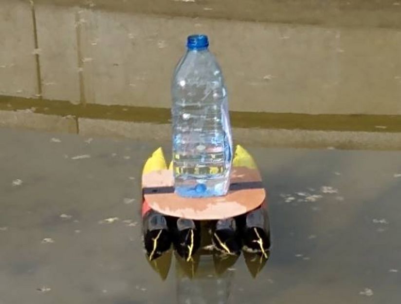 Gebasteltes Schiff von Sören und Jarik.