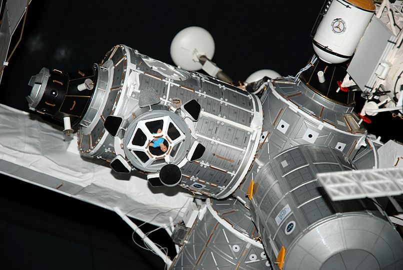 Detail des ISS-Modells: Alexander Gerst winkt aus der Cupola.