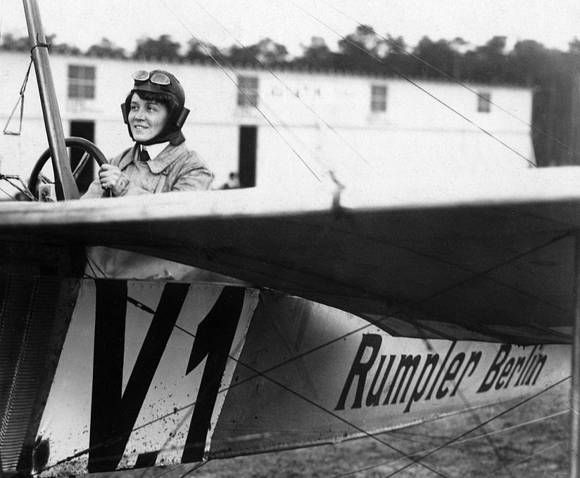 Alte Fotografie zeigt Melli als Flugschülerin hinter ihrem Fluglehrer Hellmuth Hirth in einer Erich-Rumpler-Taube.