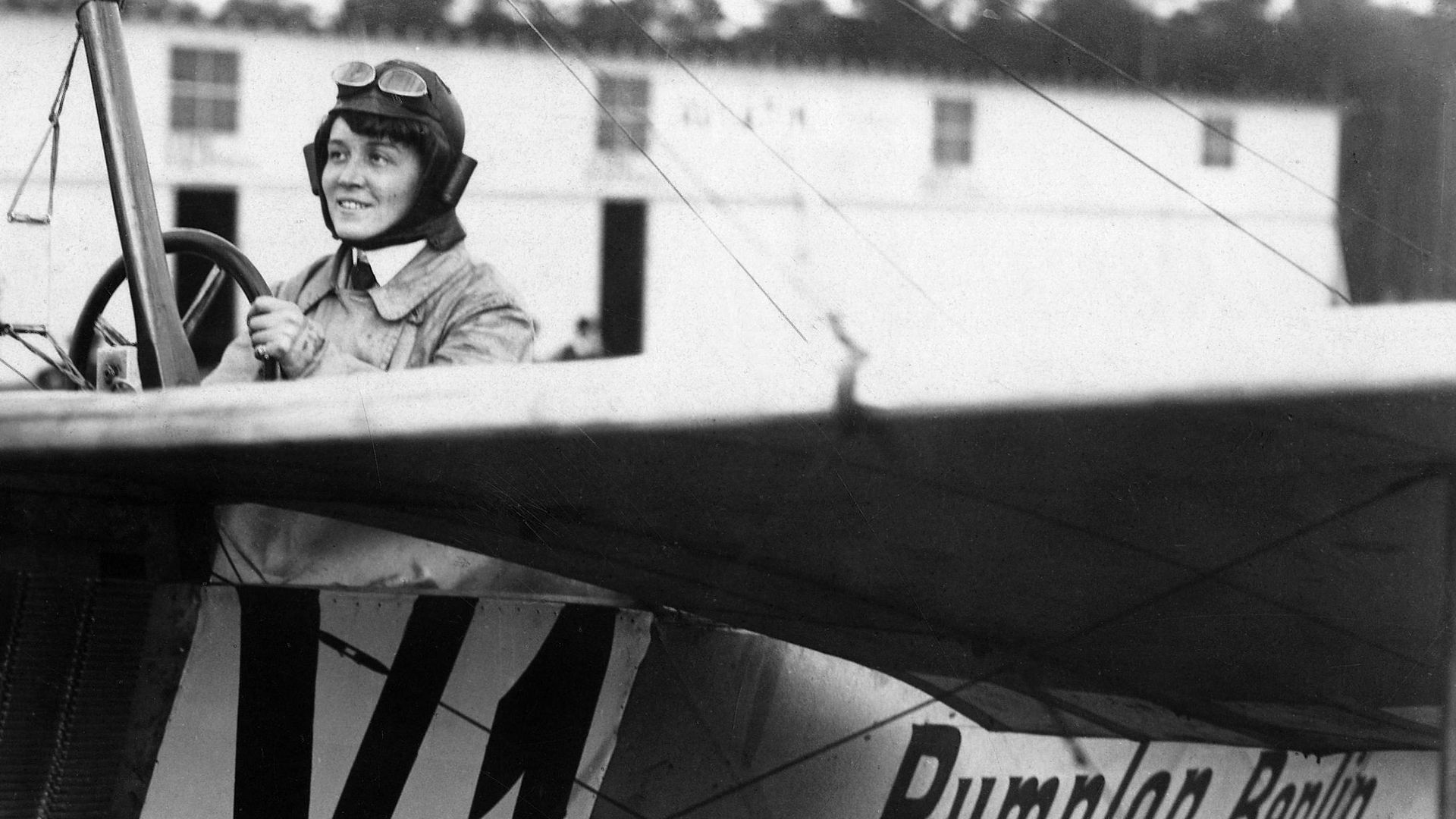 Alte Fotografie zeigt Melli als Flugschülerin hinter ihrem Fluglehrer Hellmuth Hirth in einer Erich-Rumpler-Taube.