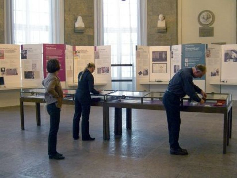 Ausgewählte Forschungsschwerpunkte werden im Ehrensaal mit Posterständen und Exponaten präsentiert.