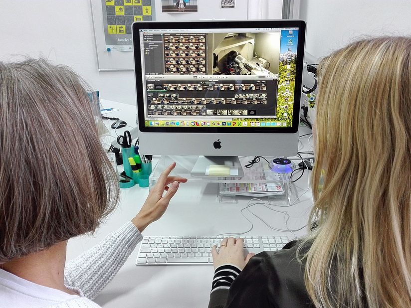 Sabine Pelgjer und Susanne Gebhard beim Filmschnitt.