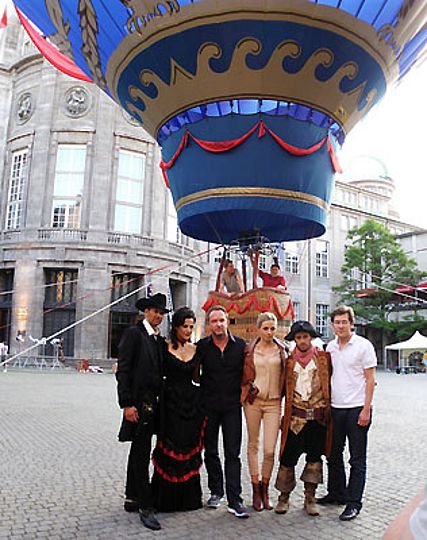 Die Schauspieler vor dem Ballon beim Pressetermin.