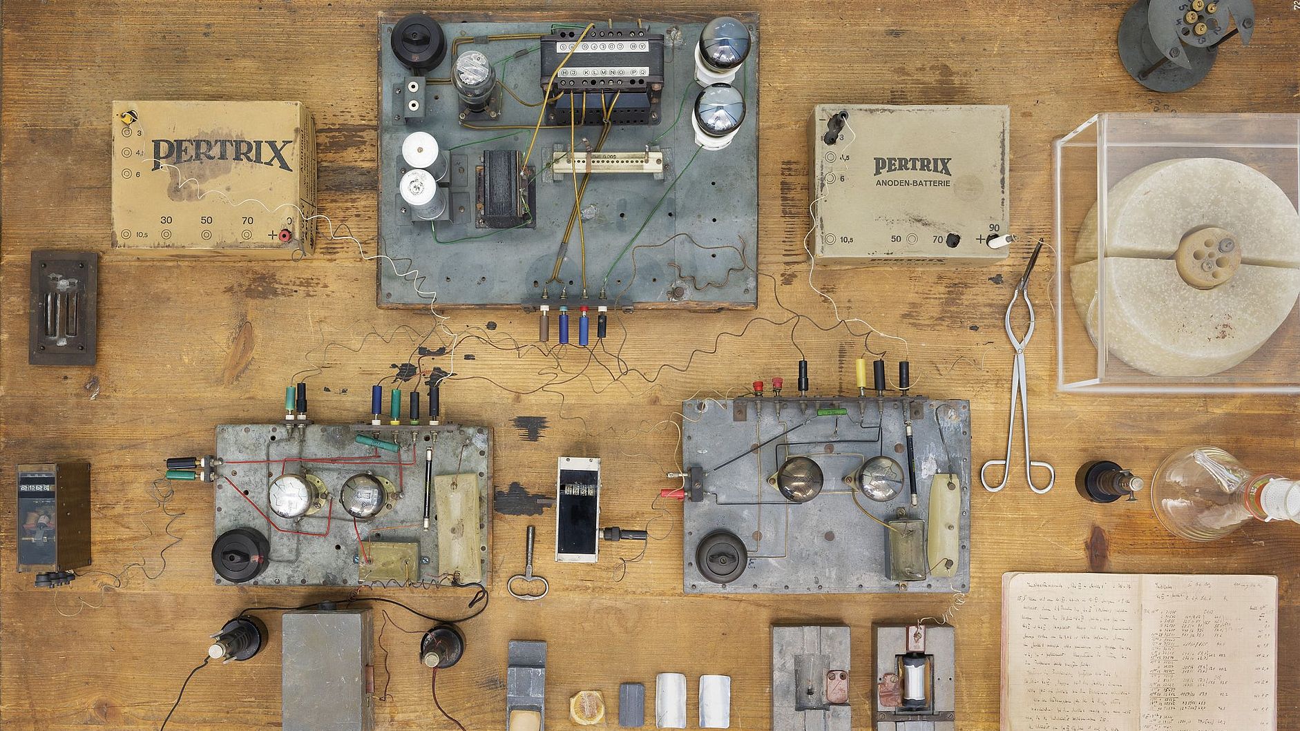 Der Kernspaltungstisch in Vogelperspektive.