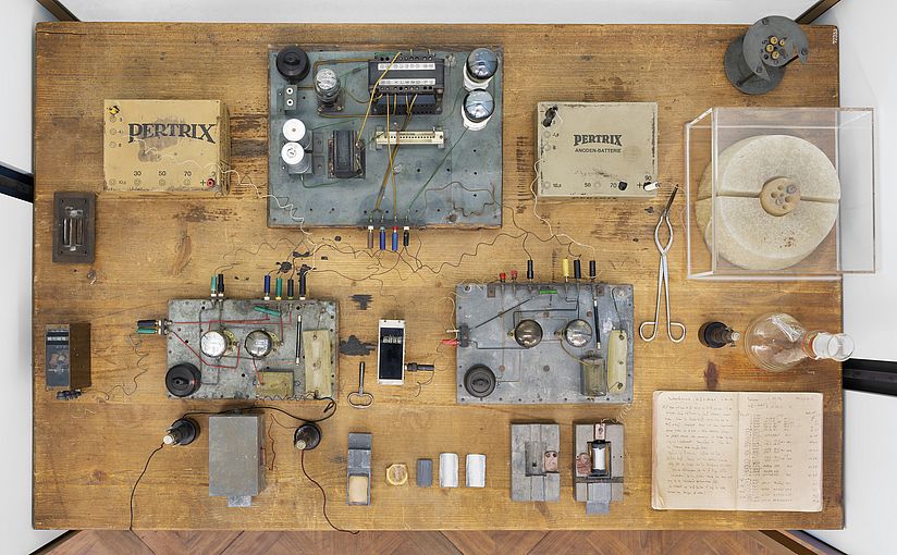 Der Kernspaltungstisch in Vogelperspektive.