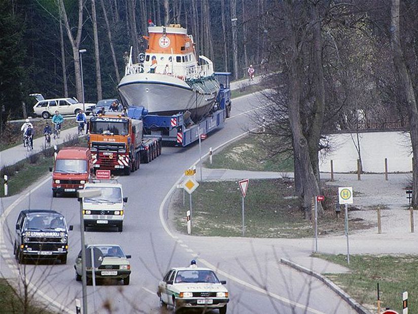 Theodor Heuss wird mit einem Transporter zum Museum transportiert.