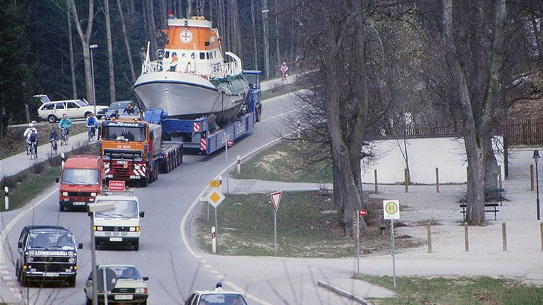 Theodor Heuss wird mit einem Transporter zum Museum transportiert.