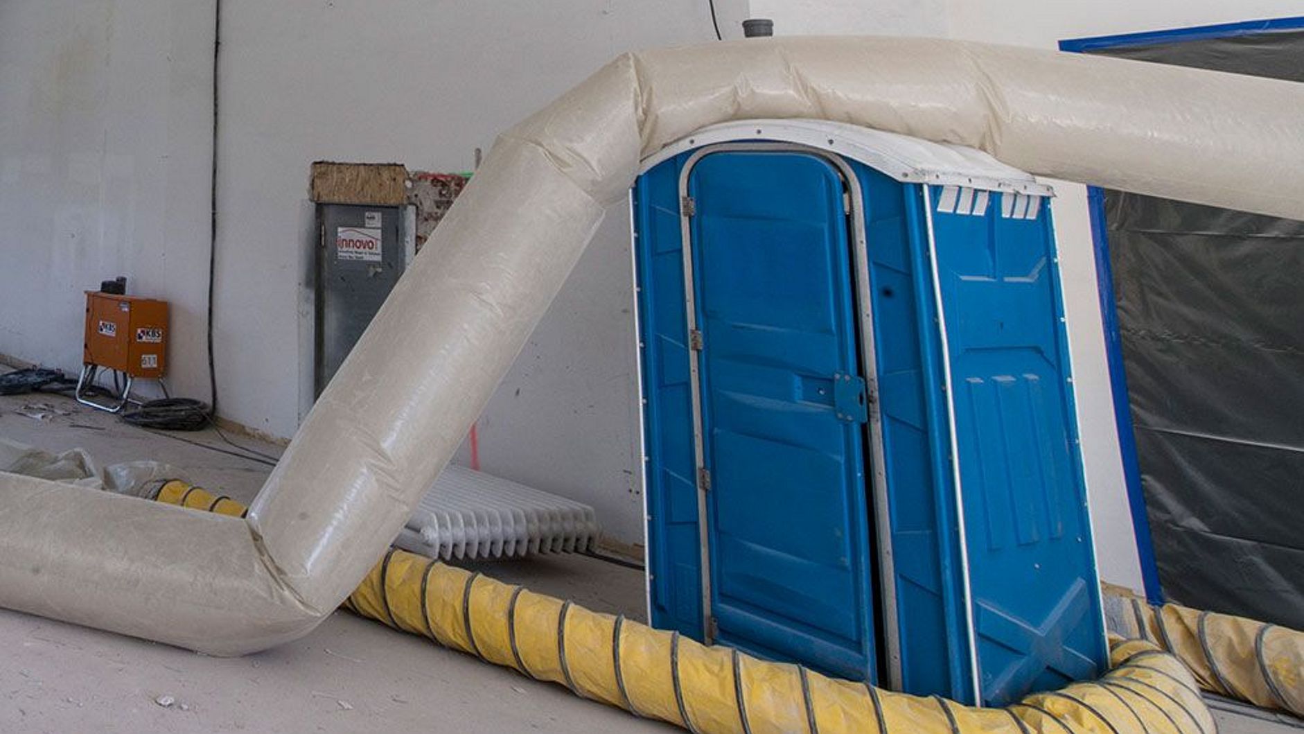 Dixieklo und Schläuche auf der Baustelle.