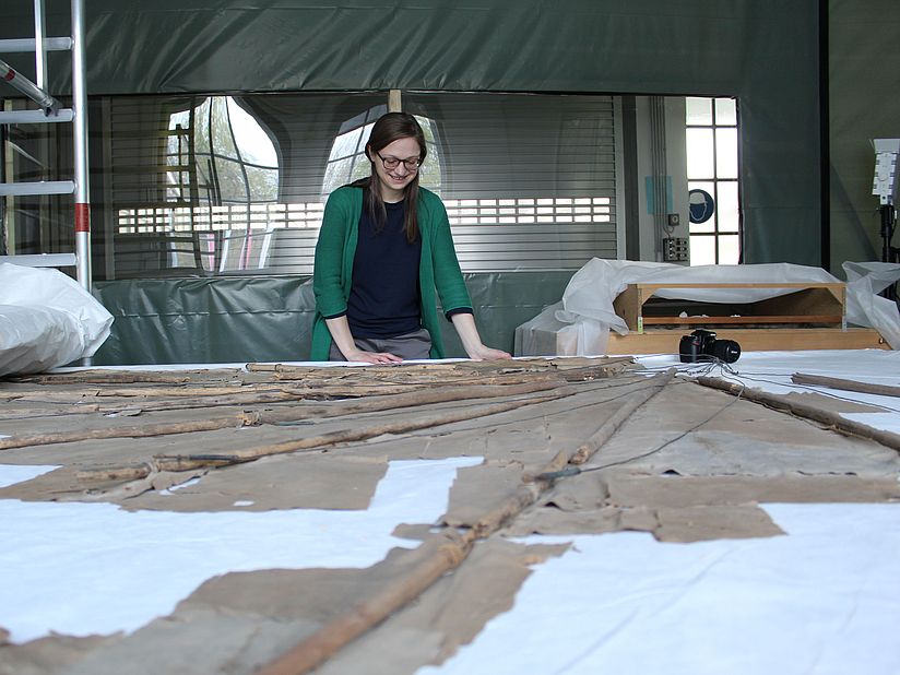 Charlotte Holzer mit dem Lilienthalgleiter.