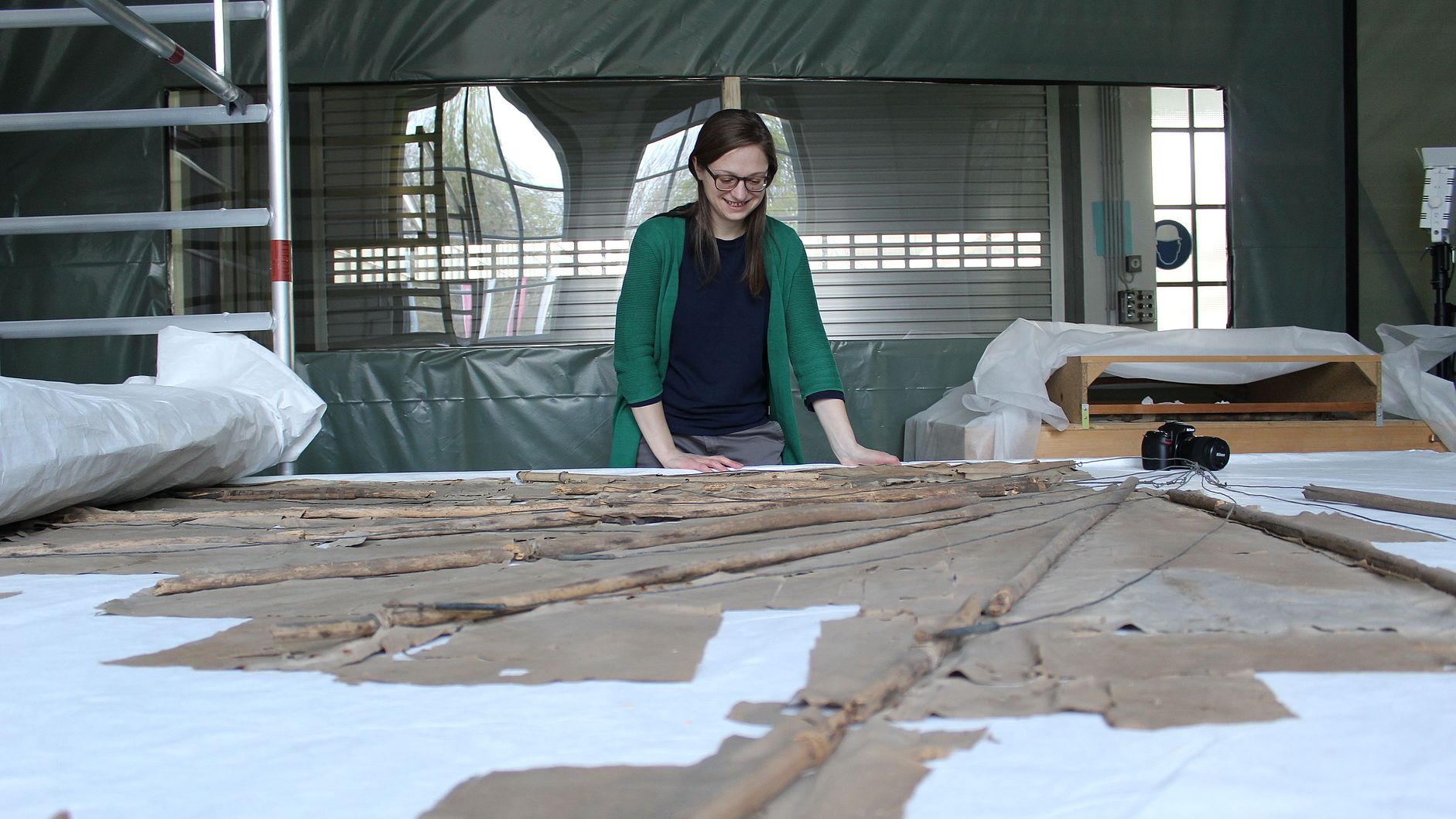 Charlotte Holzer mit dem Lilienthalgleiter.