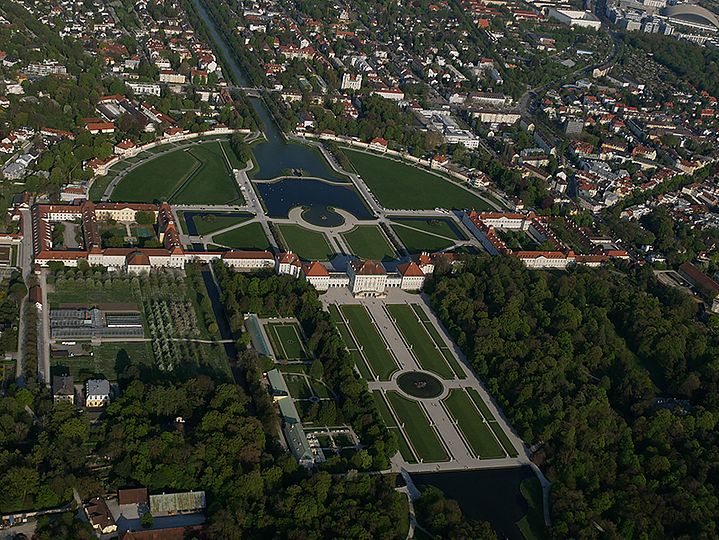 Alianz Arena
Botanischer Garten, München
Deutsches Museum
Nymphenburg
Olympiagelände
Schloss Schleißheim