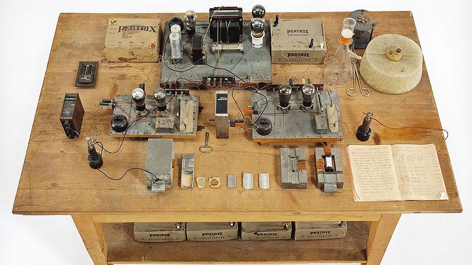 Der "Hahn-Meitner-Straßmann-Tisch".