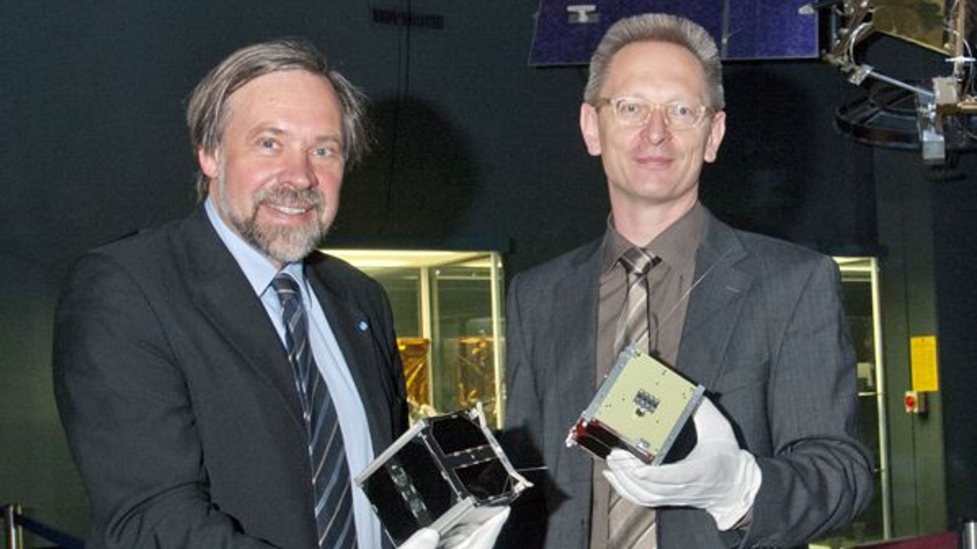 Professor Dr. Klaus Schilling und Dr. Ulrich Kernbach mit UWE-1 und UWE-3.