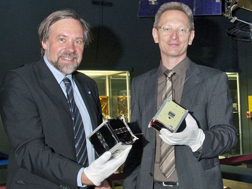 Professor Dr. Klaus Schilling und Dr. Ulrich Kernbach mit UWE-1 und UWE-3.