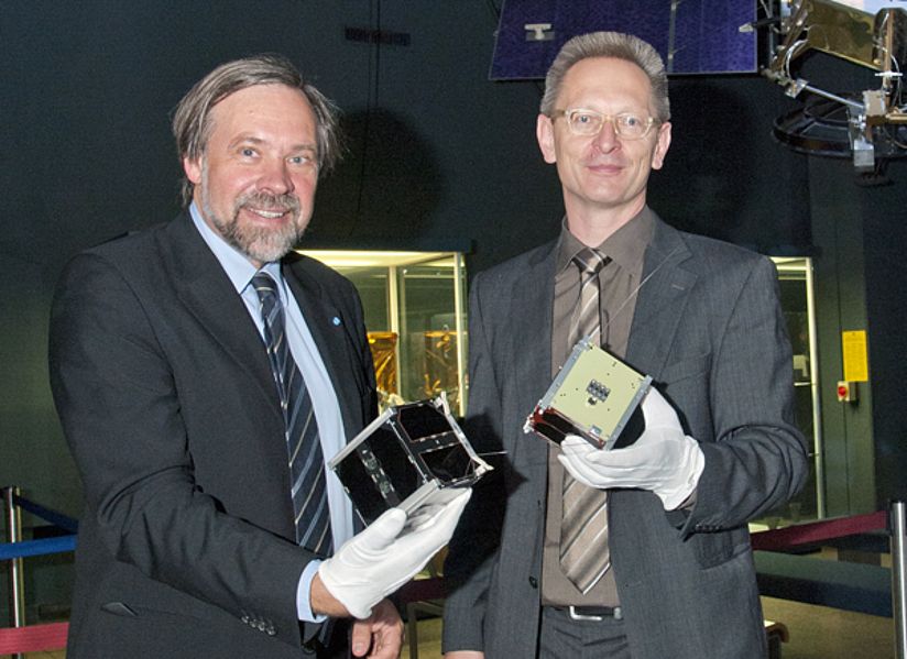 Professor Dr. Klaus Schilling und Dr. Ulrich Kernbach mit UWE-1 und UWE-3.