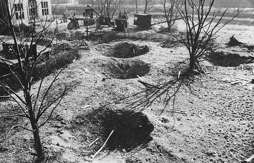 Alte Fotografie zeigt die Bombentrichter im Museumsgarten.