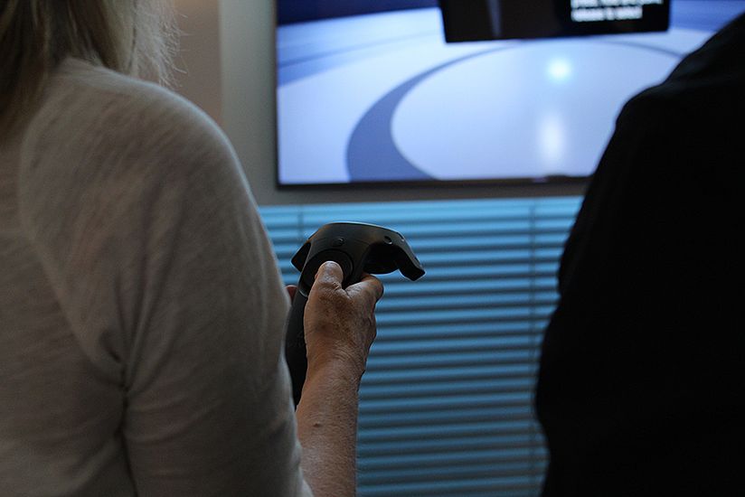 Person mit Controller.