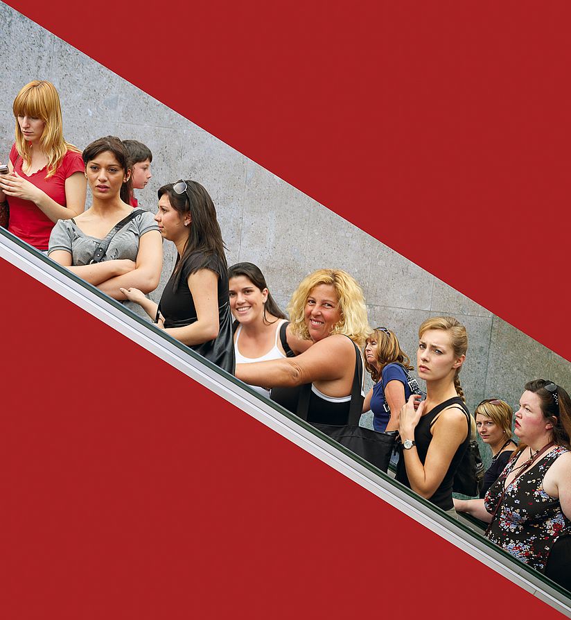Foto von Roger Fritz zeigt Frauen auf einer Rolltreppe.
