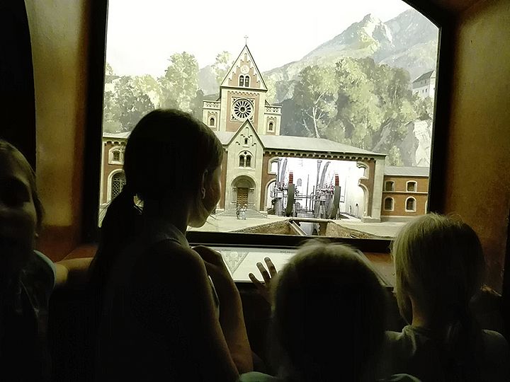Kinder vor einem Diorama im Bergwerk.