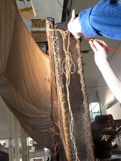 Blick auf die eingekeilten Querbalken. 
Oruwa in der Ausstellung Schifffahrt.
Das Segel wurde in den 1970er Jahren ausgetauscht und muss restauriert werden.
Vera Ludwig, Modellbauwerkstatt und Tevta Lika aus der Schneiderei.
