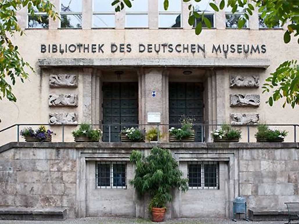 Eingang zur Bibliothek.