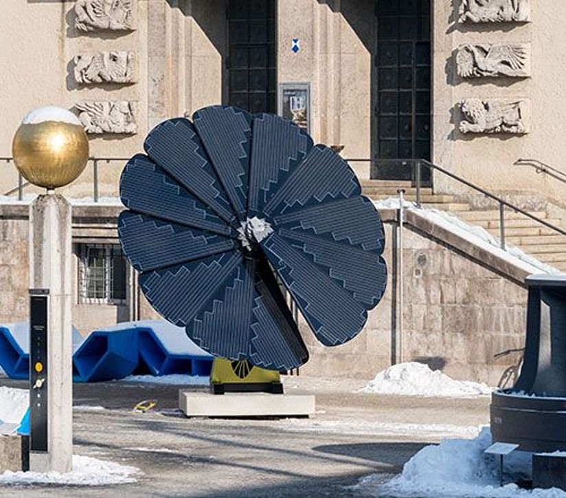 Smartflower im Innenhof.