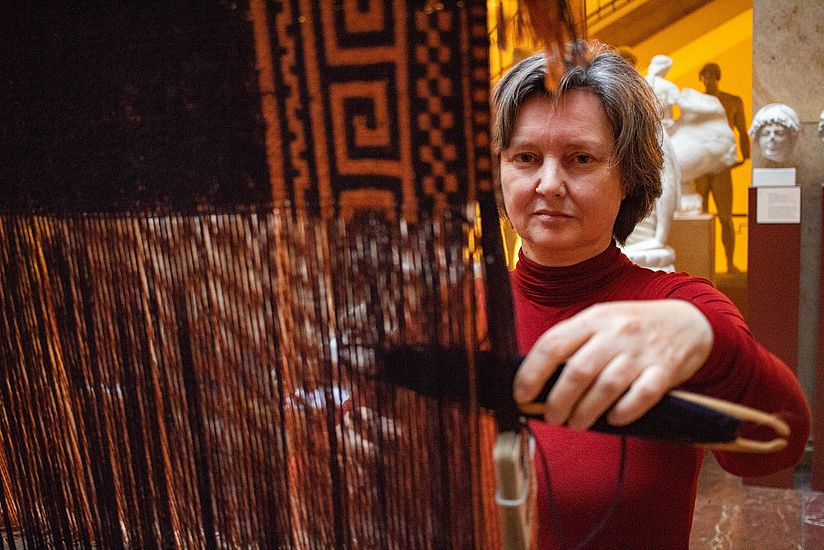Ellen Harlizius-Klück vor dem Webstuhl.