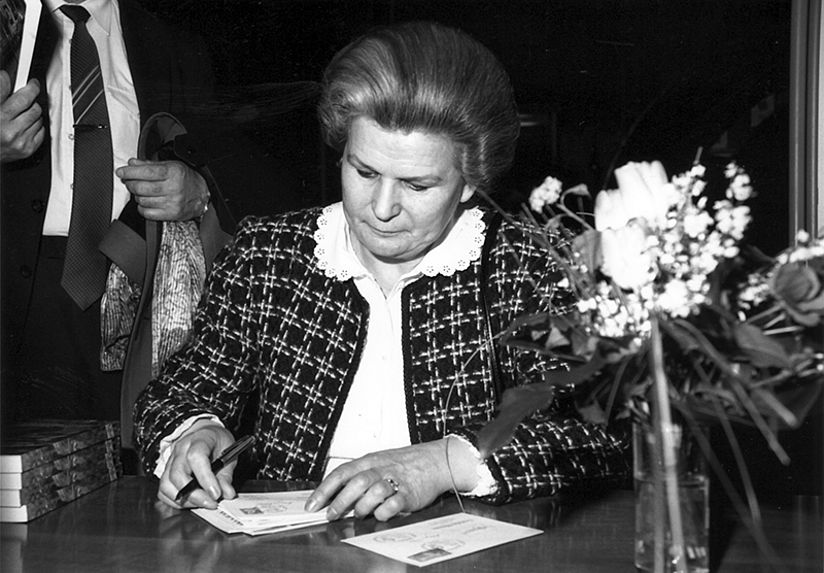 W.Tereschkowa beim Signieren von Briefumschlägen in der Ausstellung Raumfahrt.