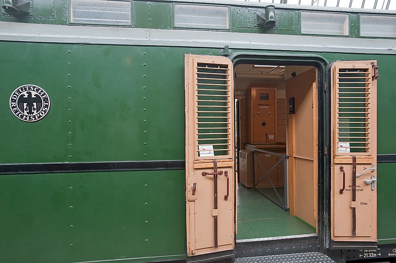Blick auf den Bahnpostwagen mit geöffneten Türen.