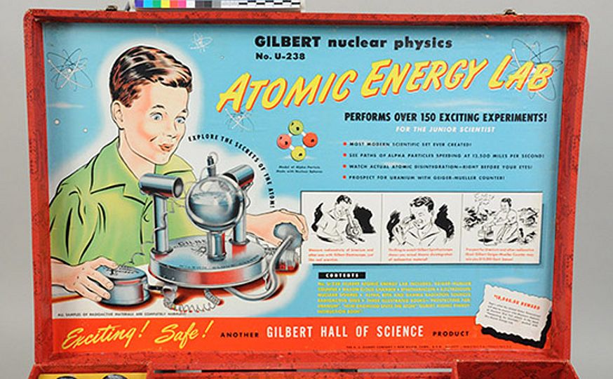 Innseite des Atomic Energy Lab Deckels. Zu sehen ist ein Junge, der voller Spannung mit dem Kasten experimentiert.