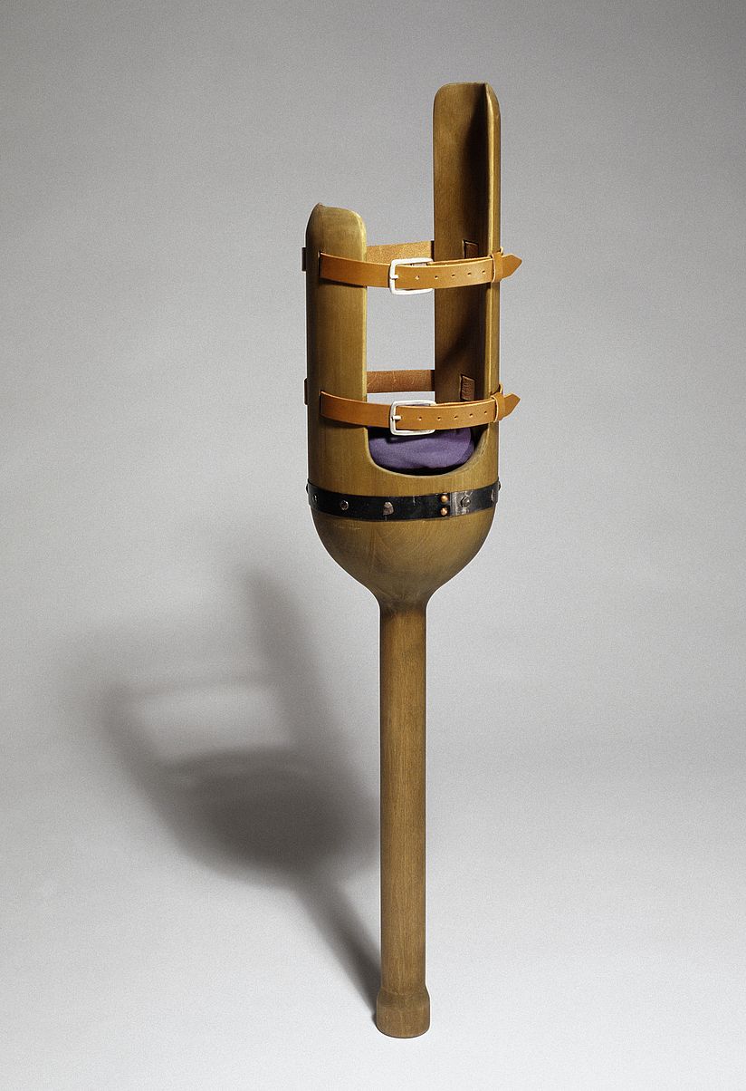 Stelzbein: Beinprothese aus Holz