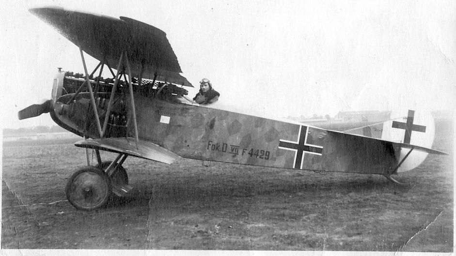 Die Postkarte zeigt eine Fokker D VII auf dem Flugplatz Schleißheim nach der Landung.