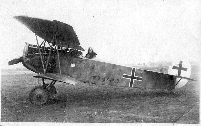 Die Postkarte zeigt eine Fokker D VII auf dem Flugplatz Schleißheim nach der Landung.